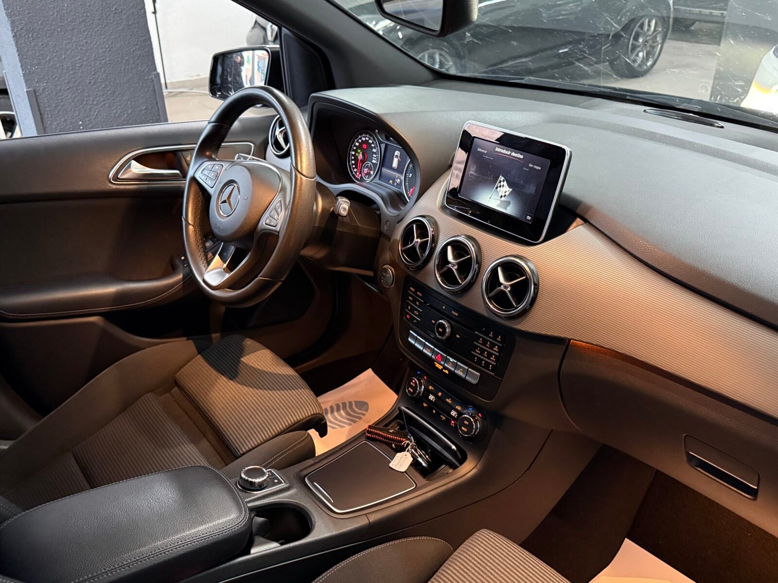 MERCEDES-BENZ 200d